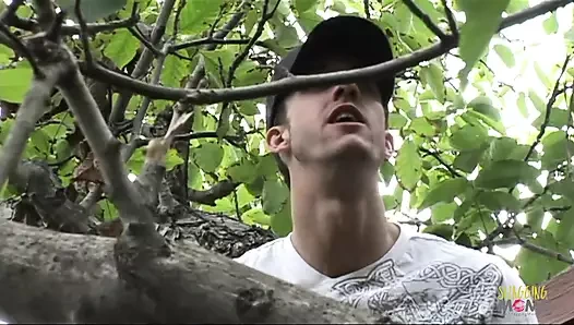 Bir sürtük gibi giyinmenin azgın erkekleri çekeceğini biliyor