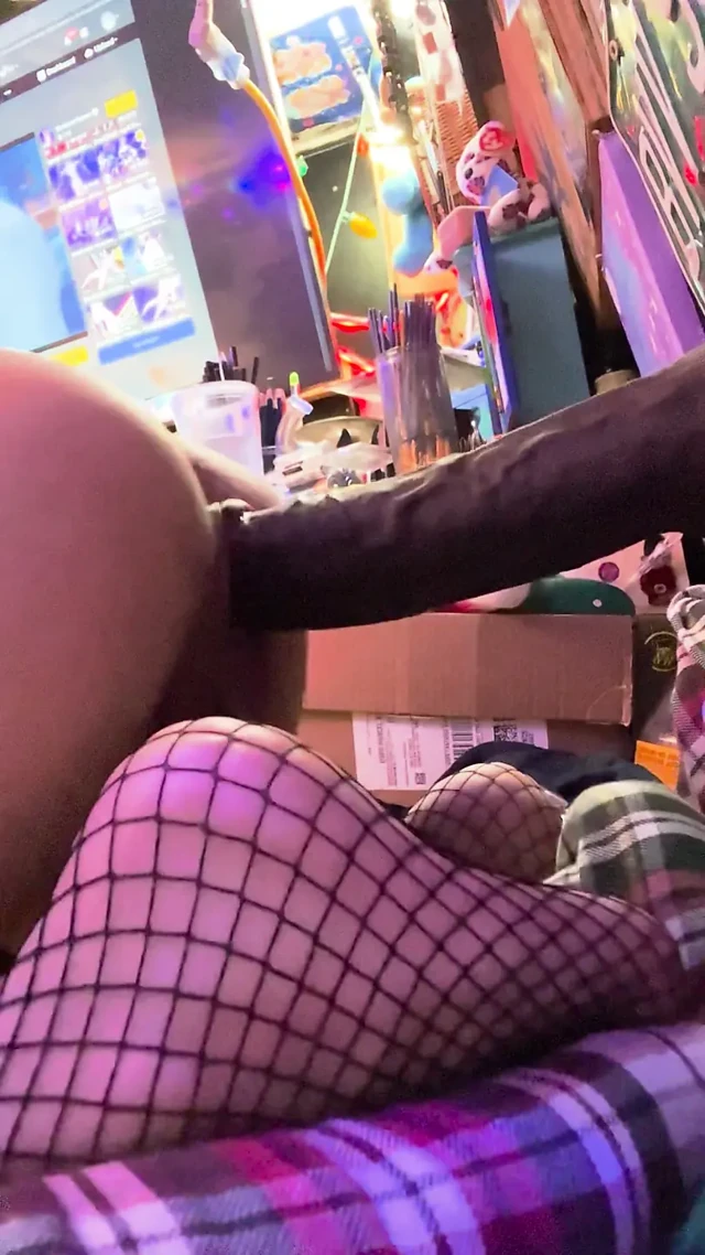 Büyük zenci yarağı dildo ile götünü mahvediyor