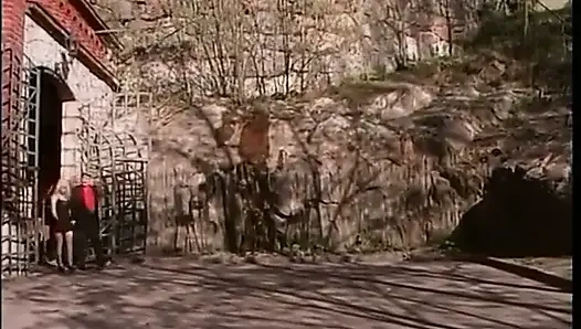 Lüks sarışın sürtük kendine ve yaşlı adamla harika bir orgazm yaşıyor