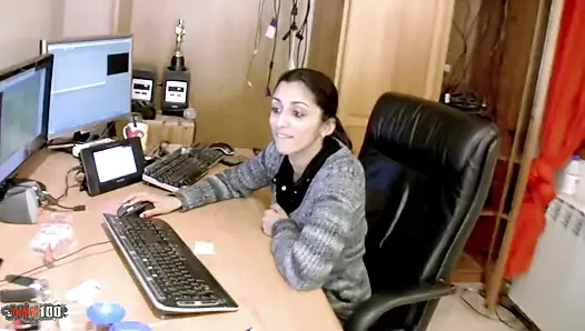Francesa amateur Tania Berry - mamada de garganta profunda y follando duro en el sofá