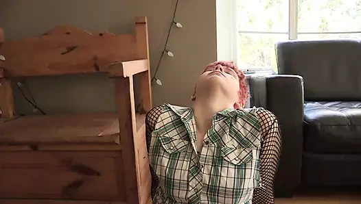 Kızıl saçlı ve esmer tatlılar sert amcığın birbirlerini emmesini seviyor