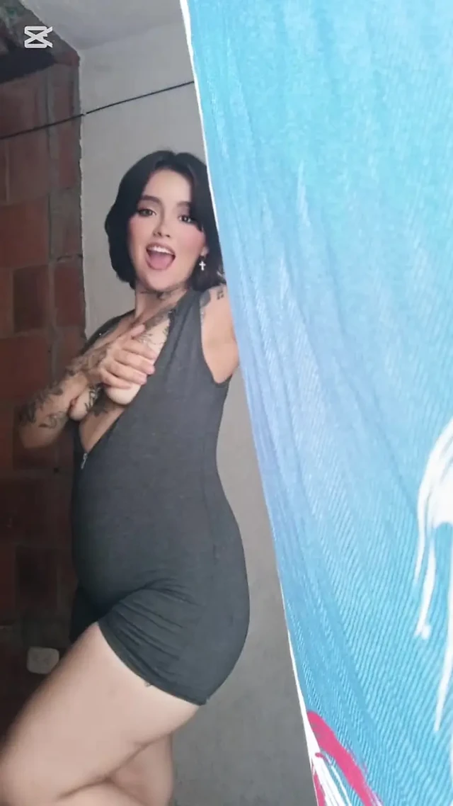 Seksi esnaf tığ işi göğüslerine dokunuyor