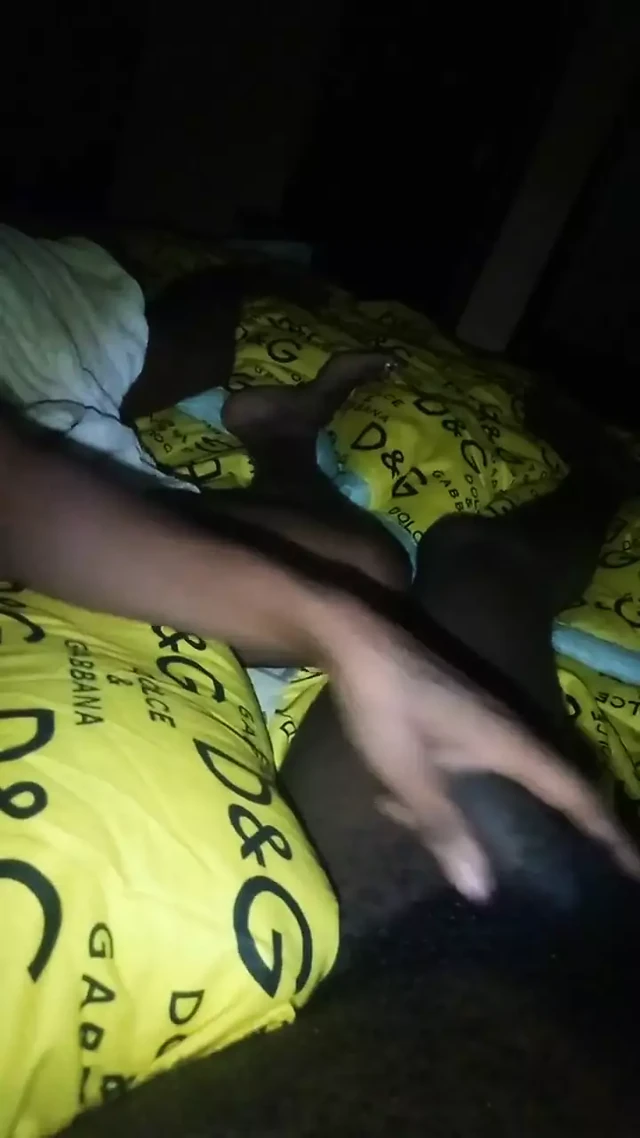 Yorgun ve kızgın yarağın Maryjane'nin amını okşamaya devam etmekten başka seçeneği yoktu.
