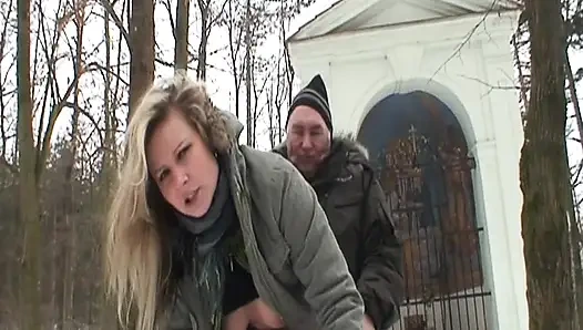 Güzel genç sarışın karda dedesini sikiyor