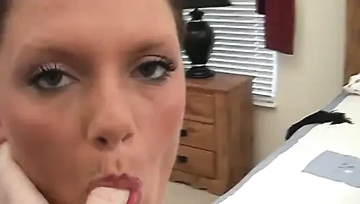 Orta yaşlı seksi kadın yarak emiyor ve kalın yüze boşalma alıyor