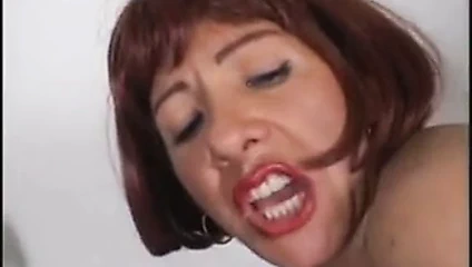 Redhead İtalyan olgun anal troia çorap culo