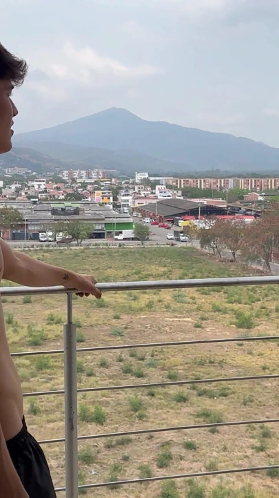 Sıkıldım, bu yüzden üvey kız kardeşime küçük bir şaka yapmaya karar verdim ki onu oynayabileyim.