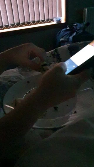 Üvey anne yiyor ve sikikleri üzerinde noel günü prezervatif ile