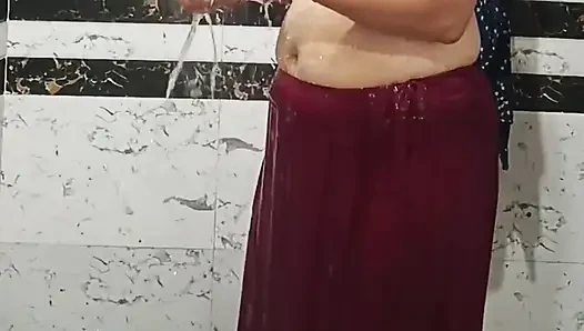 Priya bhabi büyük götlü banyo gösterisi