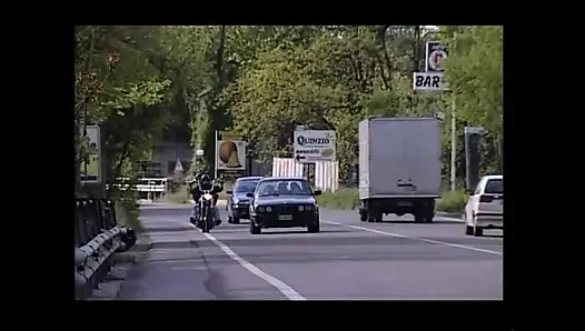 Orta yaşlı seksi kadın ufacık ve İtalyan sert yarak