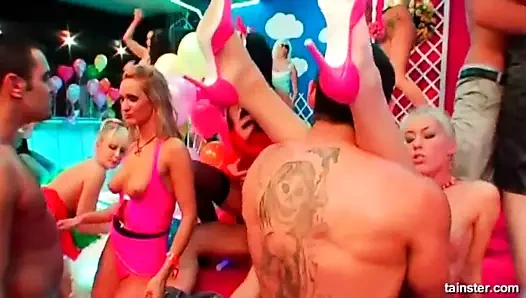 Muhteşem seks bebekleri vahşi bir partide lanet