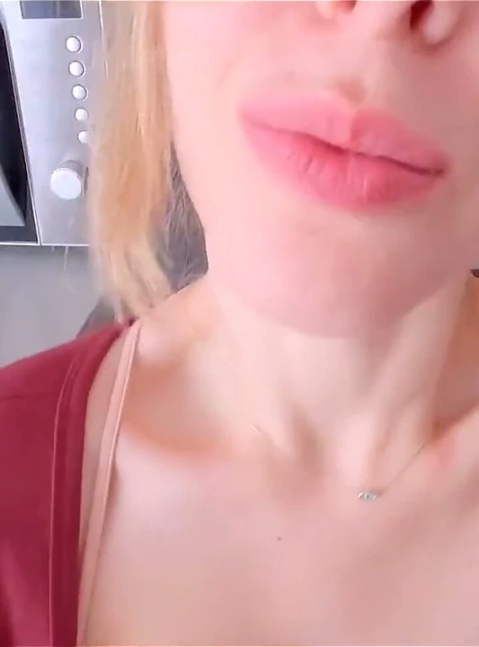 Üvey anne bazen üvey oğluyla rahatlamasına izin veriyor