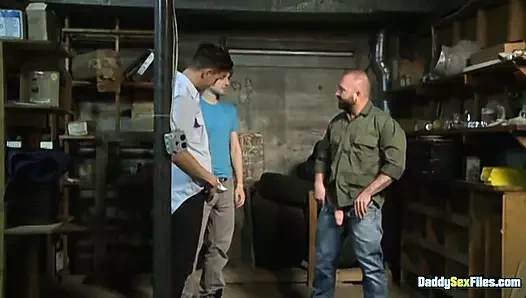 Hunk baba yaramaz bir yarak macerası için sporculara katılıyor