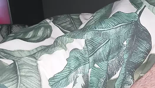 Üvey anne en nazikçe elle muamele, henüz, üvey oğlunun yarağıyla bağlanmaya çalışıyor