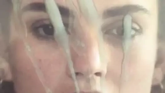 lily james'e saygı duruşu