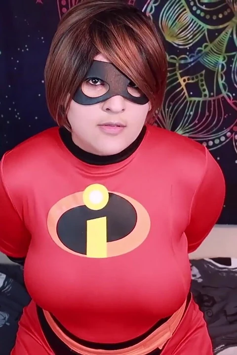 Elastigirl'ün yüzünü sikiyor