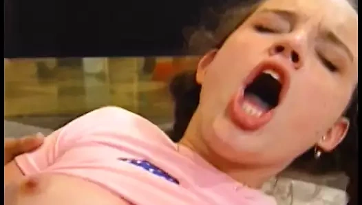 Genç şeftali bir pozisyonda iş görüşmesi yapıyor.