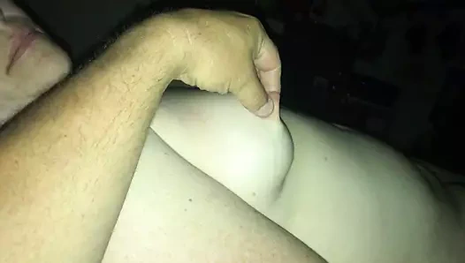 Yatakta memesi ile oynuyor.