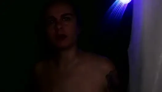 Bir ışık gösterisiyle bu duşa girme yolumu buldum. İlk çekime hazırken her santimine sürtündümü görmek için bana katıl