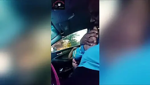 Que'nin kapüşonlu creole tabanları çıplak ayak parmaklarıyla kuru ayakla muamele ile nola araba seansı