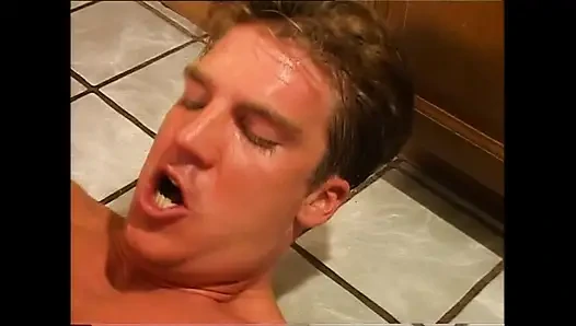 Orta yaşlı seksi kadın büyük memeli ev hanımı büyük klasik yarakla sikiliyor ve pirsingli amına boşalıyor