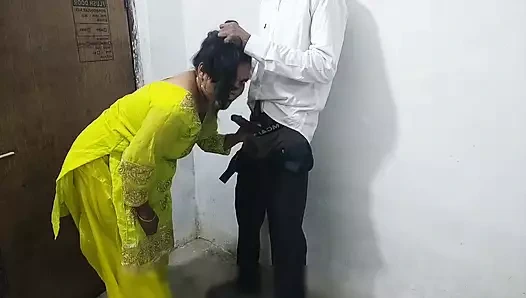 Üniversiteli ki moti kıdemli ladki ko genç öğrenci ne godi me uthaa ke choda Hintli üniversiteli seks