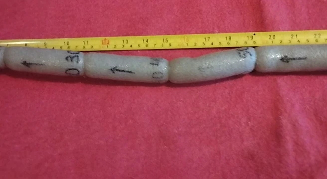 Götüm 32 mm çapında ve 1 metre uzunluğunda uzun bir sosis oyuncağını dışarı itiyor