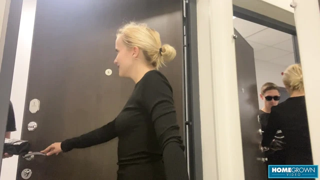 Kurye adam sarışın lolipop'u sikmek için oyuncağını sünnetsiz yarağıyla değiştiriyor