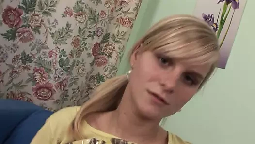 Sarışın genç güzellik Haydi beni boşalmak üzerinde ona inanılmaz dev memeler