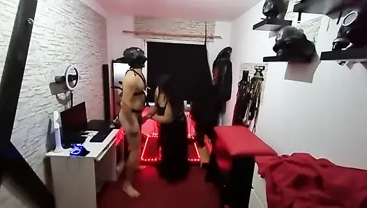 Baskın orta yaşlı seksi kadın büyük takma yarakla gimp'in götünü genişletiyor