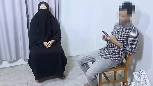 Peçeli tesettürlü kız bekleme odasında bir yabancıdan taze bir döl içiyor - minokiiko