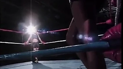 Boks ringinde iki esmer üzerinde boğaz çete bang