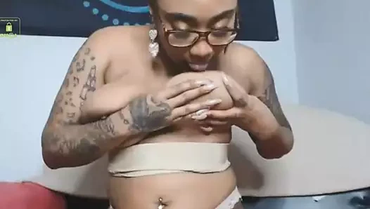 Aceleyle kendi meme uçlarının tadını çıkarmak