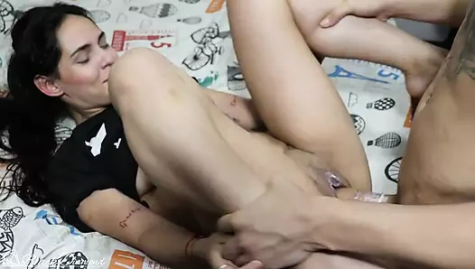 Üvey kız kardeşimi erkek arkadaşıyla telefonda konuşurken sikiyorum