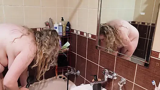 Azgın koca tombul karısının duş almasını izliyor, sonra birlikte ateşli vakit geçiriyorlar
