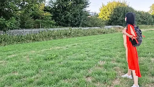 Açık havada çıplaklık bacaklarımı açıp işiyor
