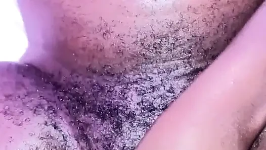Bu takma yarakla yüksek sesle çığlık atıyordu