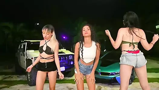 Esmerin amını emiyor ve sonra dildoyu amına sokuyorum - ggmansion