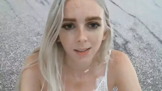 Sıska sarışın onu sıkı delik matkaplar