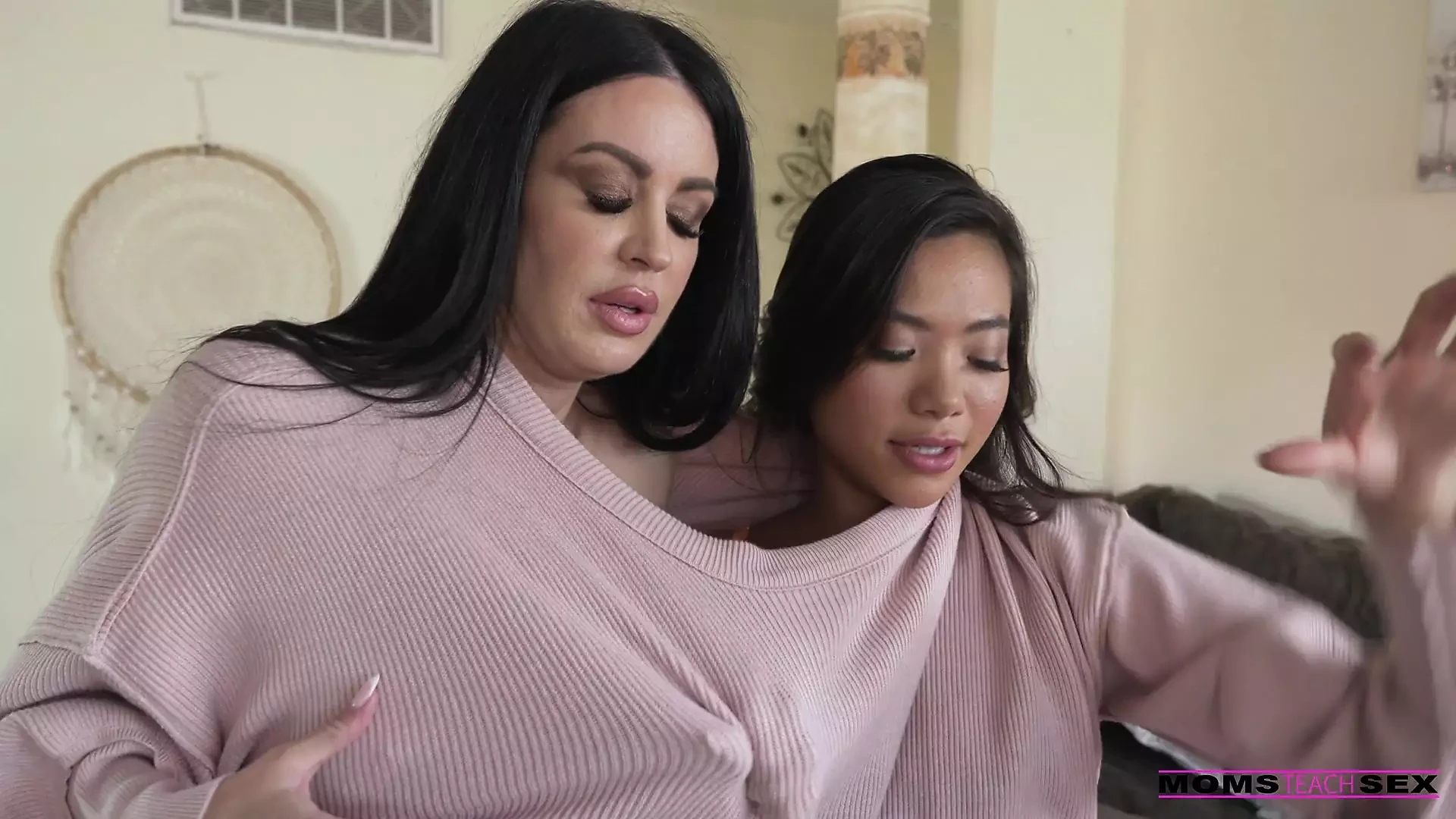 Stepmom and Sis Get Stuck Together – S17:e1