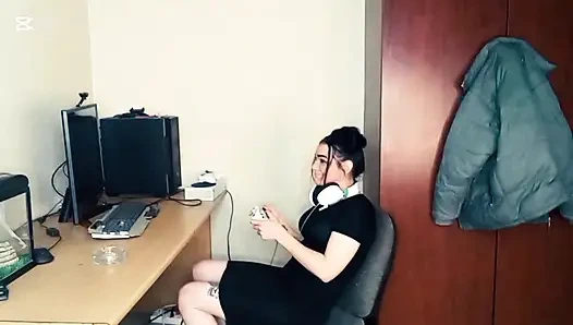 Adam oynayan kızla sikişiyor