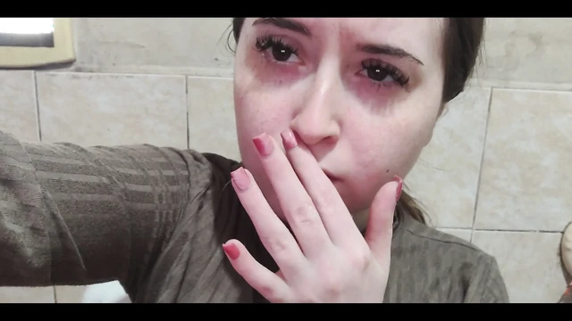 Parmaklarım ve kıllı amcığımla oynuyorum