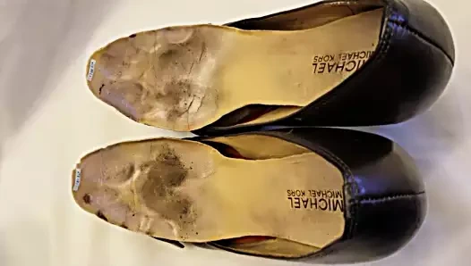 Kabin ekibi topuklu ayakkabılar giyiyor