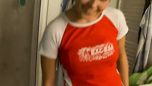 Mandy shoves bir siyah yapay penis yukarı ona kıllı kedi