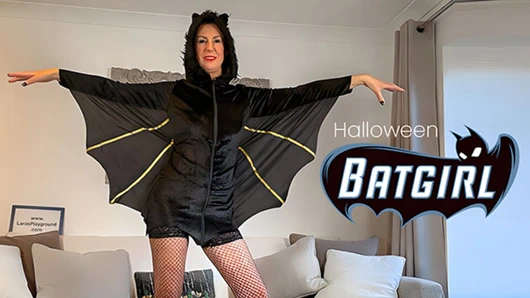 Batgirl lara lateks cadılar bayramında larasplayground'da görev için rapor veriyor