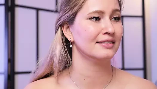 Seksi çoraplar giydi ve bacaklarını açıyor