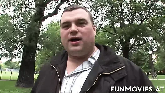 Obez çift kanepede sikişiyor