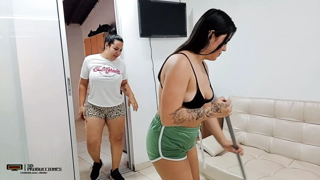 Azgın üvey anne evi temizlerken üvey kızını baştan çıkarıyor
