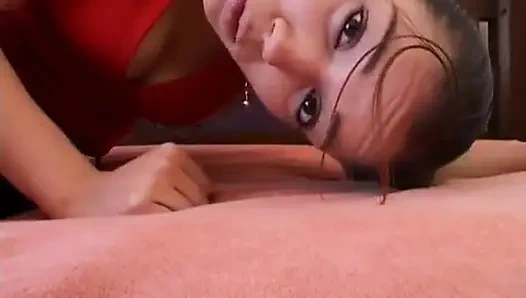 Seksi genç esmer götüne yarak alıyor