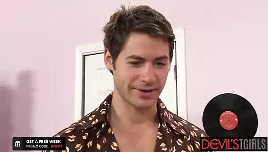 Trans milf aubrey kate büyük bir yüz alır.